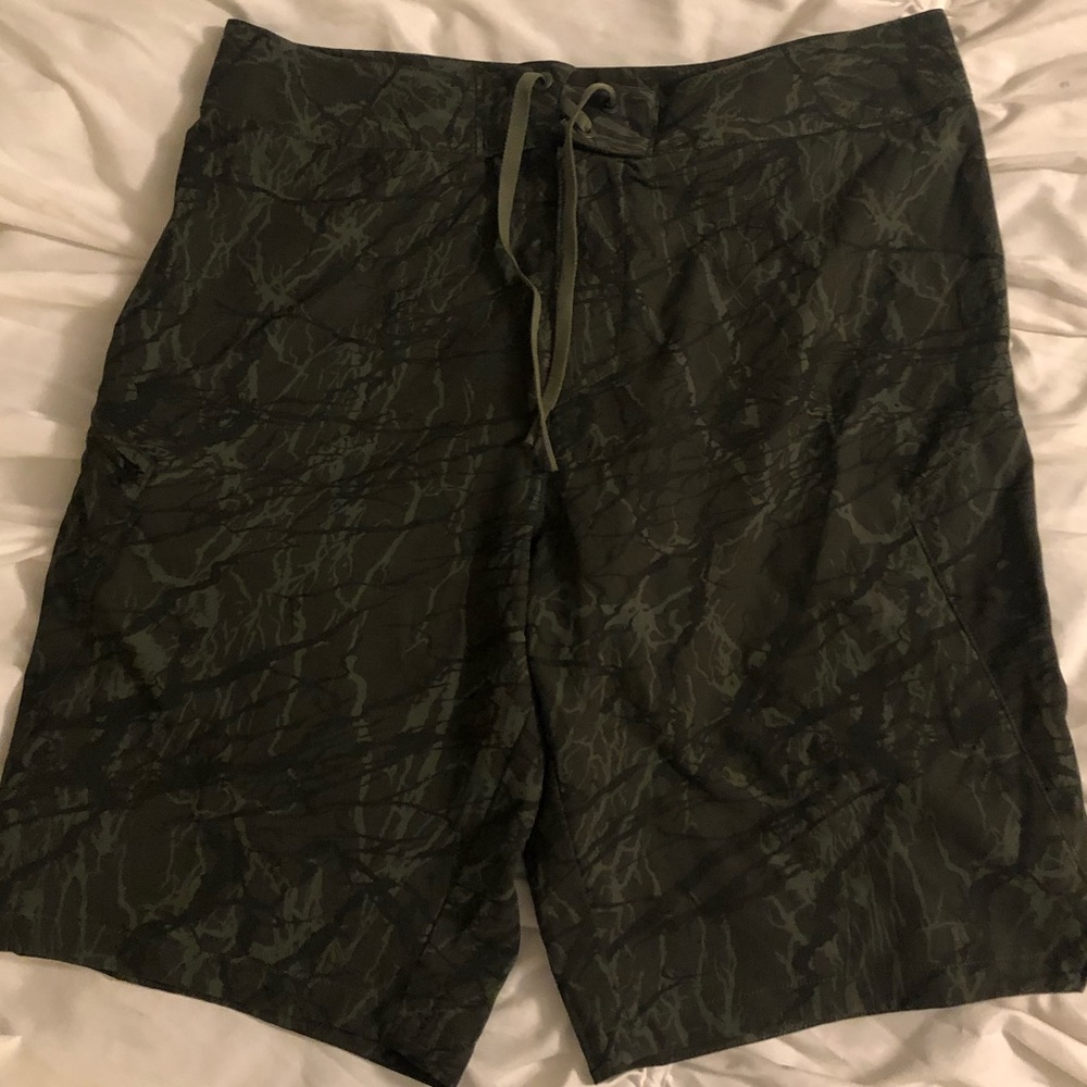 Under Armour swim shorts green/black camo size 32